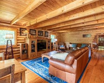 The Firefly Lodge – A Cozy Lake Retreat in Sullivan, IL - Sullivan - Living room