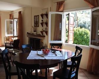 Beachfront home for 8, Kalifteri Beach, Afissos - Afissos - Eetruimte