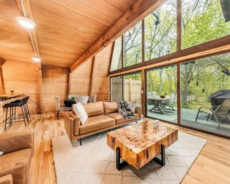 Rustic Riverside A-Frame Retreat: Secluded Charm. - Racine - Sala de estar