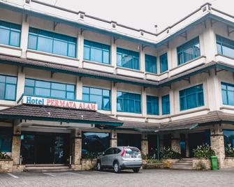 RedDoorz Plus Near Taman Safari Indonesia - Cisarua - Building