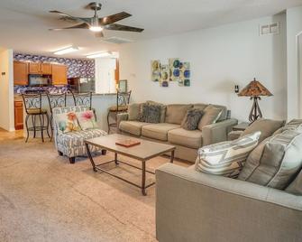 Tavares Retreat w/ Covered Patio & Private Yard - Tavares - Huiskamer