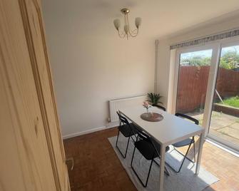 Charming 3-Bed House in Leighton Buzzard - Leighton Buzzard - Dining room