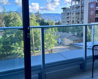 Lakeside Retreat w/ Rooftop Pool, Hot Tub, Firepits & BBQs – 10 min to Downtown - Kelowna - Balcony