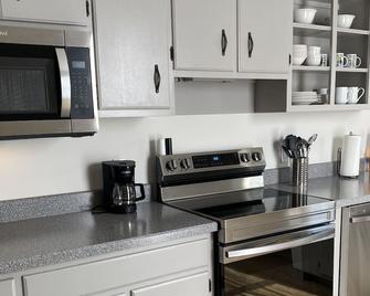 Toliver Guest House, Premier location on Main Street! Newly remodeled-spacious. - French Lick - Kitchen