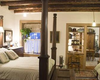 The Stagecoach Inn Bed & Breakfast and Five20 Social Stop - Cedarburg - Bedroom