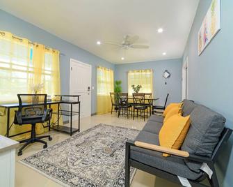 Charming 2-bedroom apartment in Buckleys with WiFi, AC - Buckleys - Pokój dzienny