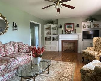 The Bourbon & Horse Country Epicenter - Frankfort - Living room