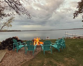 Lake Koronis All Season Home-5 bedrm, screened porch, fish/swim/bike/snowmobile - Paynesville - Patio