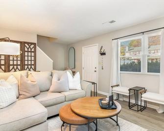 Newly renovated townhome/walking distance to DT - Woodstock - Sala de estar