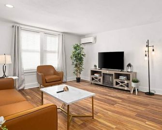 The Heights Nook Peaceful Getaway with a Den - Peoria - Living room