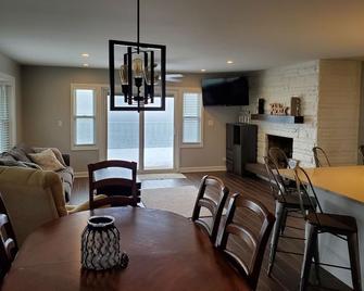 Beautiful Lake House with 150' sandy beach on 85 acre all sports lake - Decatur - Dining room
