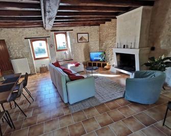 Pretty stone house with swimming pool in magnificent agricultural area - Bonnes - Sala de estar