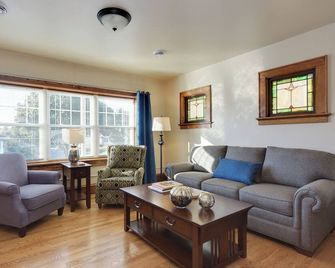 The Cheese House - West Allis - Living room