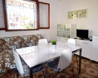 First floor house with large terrace, garden, 250 meters. from the beach - Lido delle Nazioni - Dining room