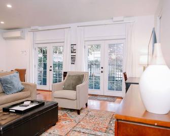 Northwest Nob Hill! Free Parking! Walk to it all! 97 walk score 930 sqft roomy1 - Portland - Living room