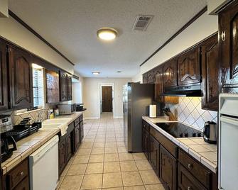 Business Friendly Near Hospitals - Texarkana - Kitchen
