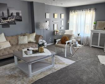 Lovely Lakewood: Entire 2 Bdrm Unit. Minutes From Downtown, Airport, Hospitals! - Lakewood - Living room