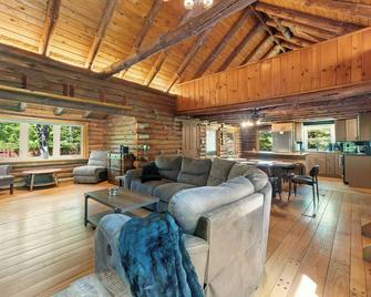 Cozy Log Cabin with Hot-Tub, Firepit & Prime Catskills Location - Boiceville - Living room
