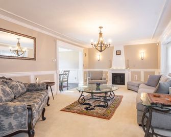 Peaceful Spacious Home with Theater. Family Friendly, Centrally located - Mattoon - Obývací pokoj