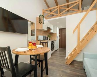 Przytulne Studio z Antresolą w Łodzi by Noclegi Renters - Łódź - Comedor