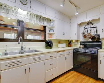 Charming Jefferson City Home 2 Mi to Downtown! - Jefferson City - Kitchen
