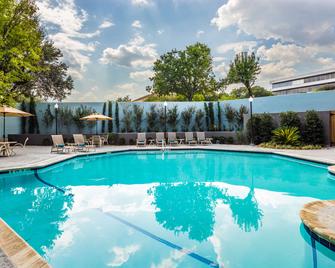 DoubleTree by Hilton Hotel Austin Northwest Arboretum - Austin - Pool