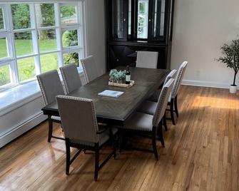 Cozy Hamptons get away, pool, minutes from beaches, shops, restaurants and more! - Hampton Bays - Comedor