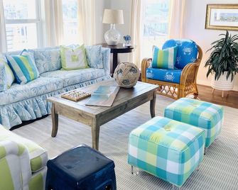 Designer Beach Retreat -water views-Walk2Sand -Family & Dog Friendly - Galveston - Sala de estar