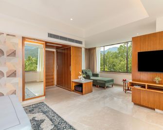 The Prominence Hotel - דהרדון