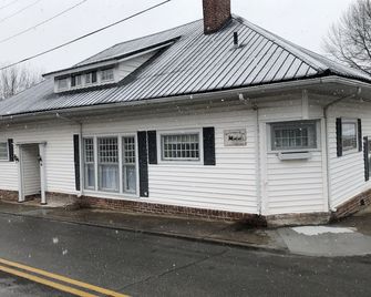 Carriage House - 1882 - Sweetwater - Building