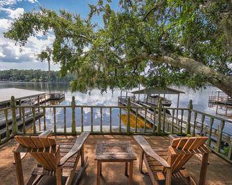 Beautiful Lake Talquin Home, with kayaks, great fishing, and at home amenities - Quincy - Balcony
