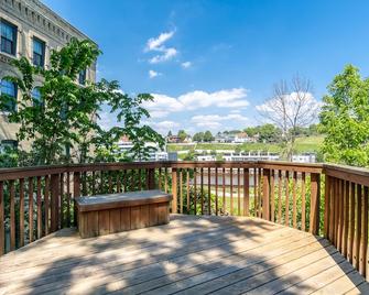 Stunning Vintage/Modern Brady St Home! Very Walkable, Deck, Fire Pit, Great Find - Milwaukee - Balcón
