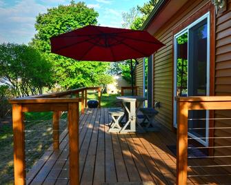 8 mins to Boyne Mtn, Close to downtown, high speed Internet & cable, sleeps 6 - Boyne City - Patio