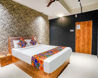 Fabhotel The Life - Surat - Bedroom