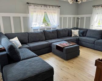 Quaint home with large yard, pet friendly, bike storage right off the trailhead - Lanesboro - Living room