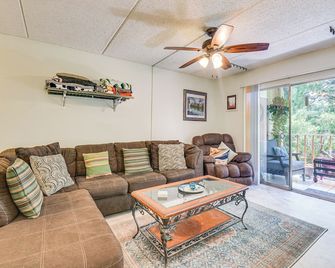 Pool and Beach Access Lovely Mary Esther Condo! - Mary Esther - Living room