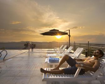 Coorg Cliffs Resort - Ammatti - Balcón