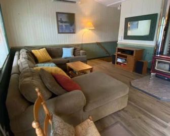 Entire lakefront cottage in Tatamagouche/Wentworth Area - Tatamagouche - Living room