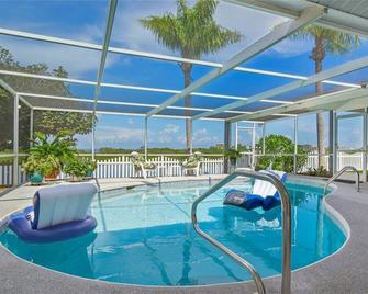 Oasis on the Gulf, screened pool, sunset, kayaks! - Spring Hill - Pool