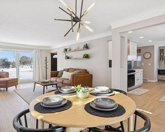 Modern Home, Big Fenced Backyard, Walk to Lake - White Bear Lake - Comedor