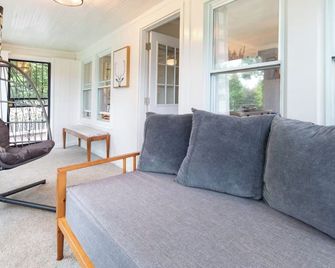 Comfy Dog Friendly Cottage w/ Large Fenced Yard - Candler - Olohuone