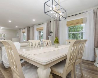 Charming 4-Bedroom Home in Jefferson City, MO - Jefferson City - Dining room