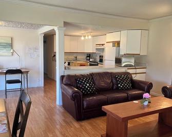 Waterfront, Mountainview House in Castlegar - Castlegar - Wohnzimmer