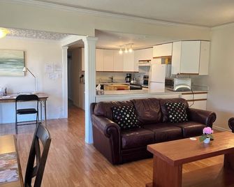 Waterfront, Mountainview House in Castle - Castlegar - Wohnzimmer