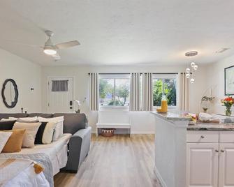 Ying Yang Suite King Bed Zen Condo - Gainesville - Living room
