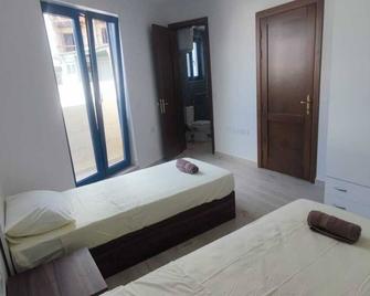 Hello Travellers ! Welcome to our spacious and stylish townhouse in Qormi! - Qormi - Habitación