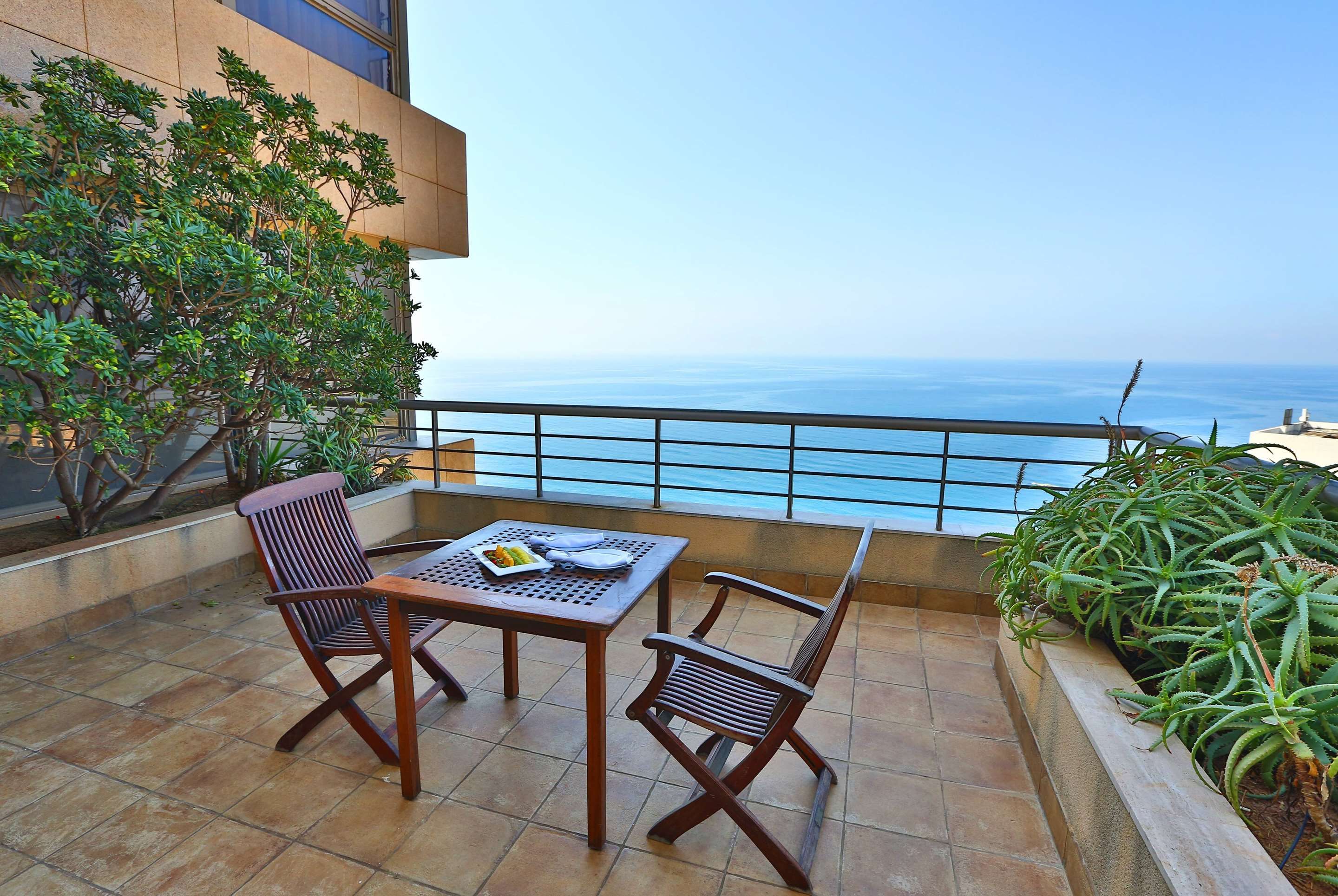 Ramada Plaza Beirut-Raouche - ביירות - מרפסת