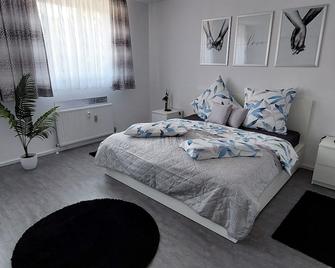 Ferienwohnung 90 m2 in Sulzbach 2 Minuten Fußweg zum Krankenhaus - Sulzbach/Saar - Schlafzimmer