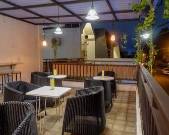 Remen Room Bed & Breakfast - Depok - Restaurante