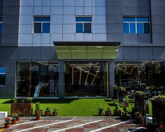 F & H Hotel - Seeb - Building